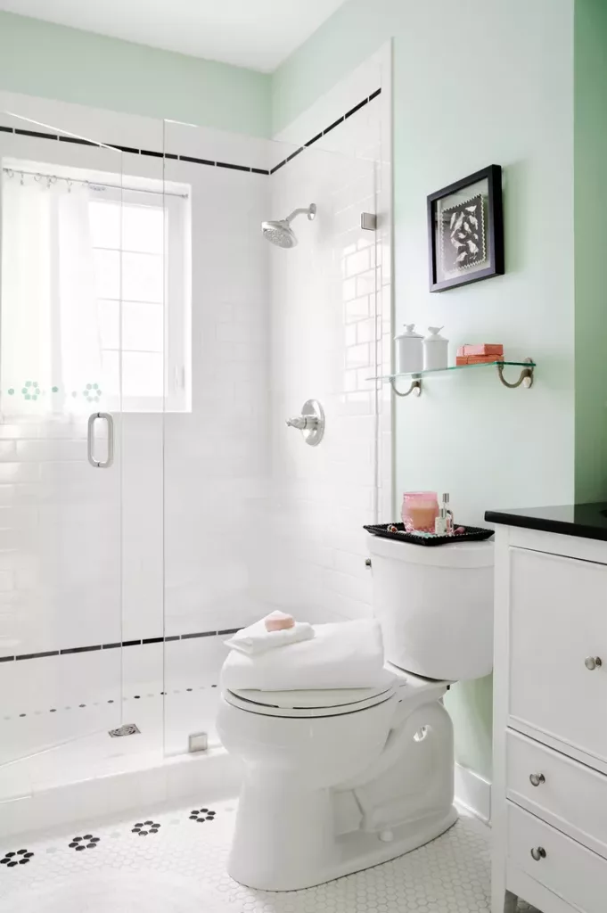 Retro bathroom with a mix of penny tiles,retro accessories and decor 
