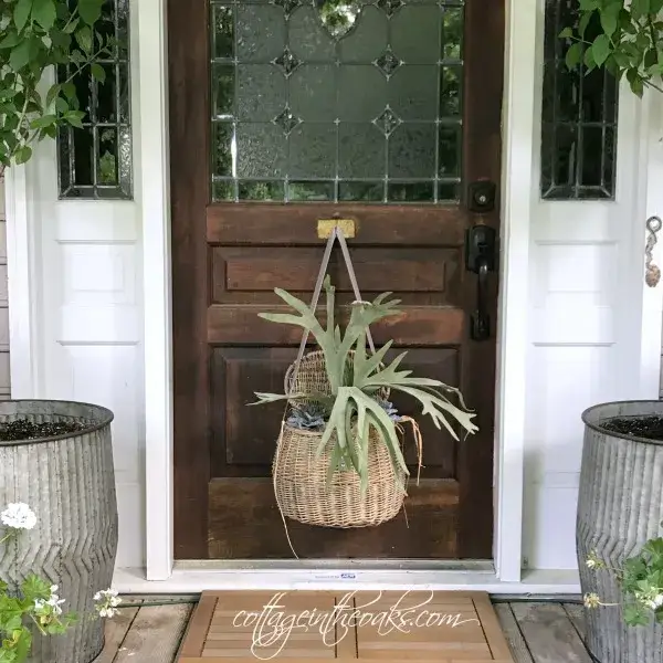 summer door ideas using vintage baskets and ferns