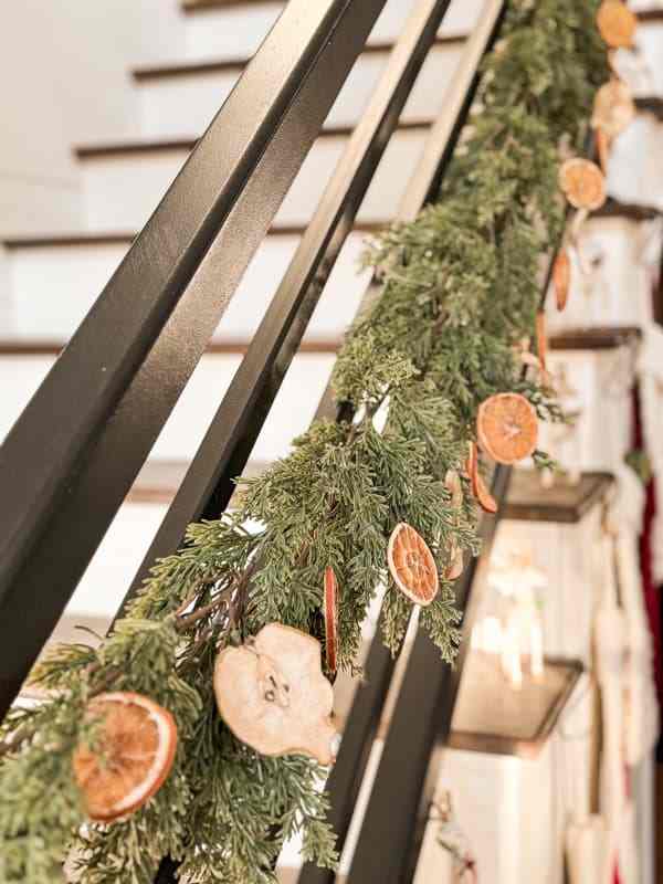 How to make orange garland for Christmas with dried pears and apples.